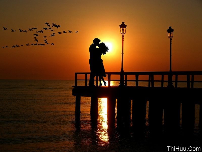 2 người ôm hôn nhau bên Biển lúc hoàng hôn