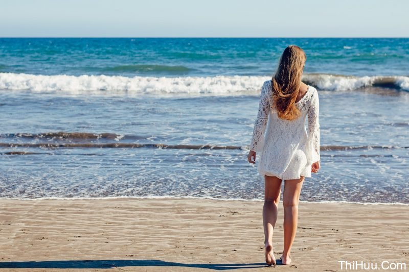 Cô gái 1 mình dạo biển